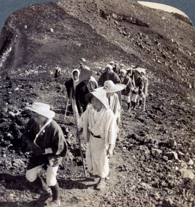 Pèlerins à la fin de leur ascension du mont Fuji Fujiyama, Japon, 1904 - Underwood and Underwood
