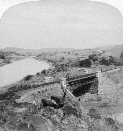 Pont Pom-pom et station télégraphique du quartier général boer, rivière Tugela, Natal, Afrique du Sud, 1901 - Underwood and Underwood