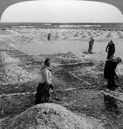 Réservoir après évaporation, retournant les champs de sel, Solinen, Russie - Underwood and Underwood
