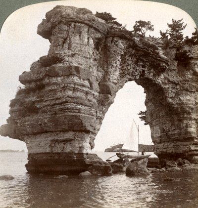 Arc de roche dans la baie de Matsushima, sud-est du Japon, 1904 - Underwood and Underwood