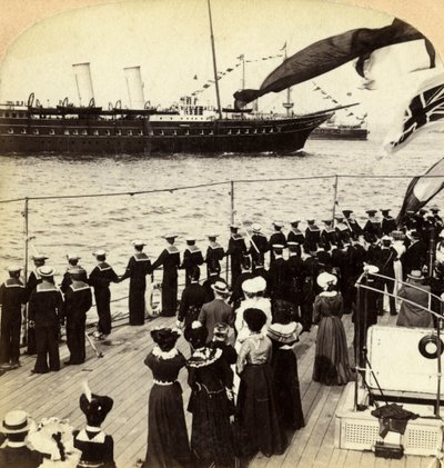 Yacht royal passant devant le cuirassé HMS Nile, Revue du couronnement, Spithead, Hampshire, 1902 - Underwood and Underwood
