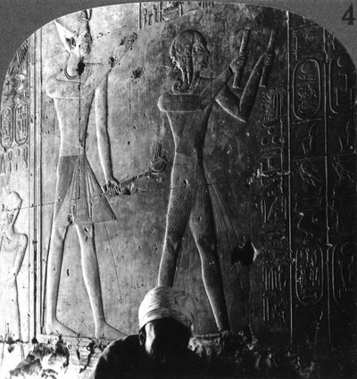 Sethos I et son fils Ramsès II adorant leurs ancêtres, Abydos, Égypte, vers 1900 - Underwood and Underwood