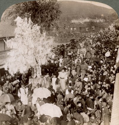 Procession shinto transportant des objets sacrés sur un pont vers le Musée Impérial, Kyoto, Japon, 1904 - Underwood and Underwood