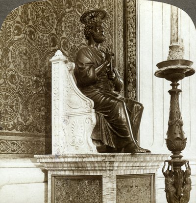Statue de Saint Pierre, Basilique Saint-Pierre, Rome, Italie - Underwood and Underwood
