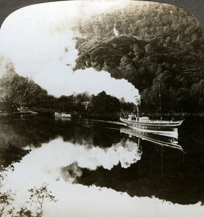 Yacht à vapeur sur le Loch Katrine, Écosse - Underwood and Underwood