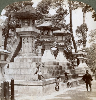 Lanternes en pierre à Sumiyoshi, Osaka, Japon, 1904 - Underwood and Underwood