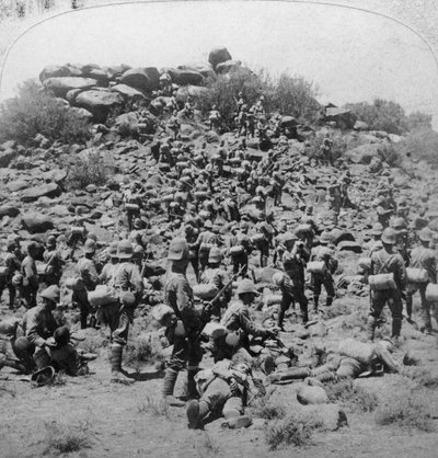 Assaut du kopje boer par les Suffolks à Colesberg, Afrique du Sud, Guerre des Boers, 1900 - Underwood and Underwood