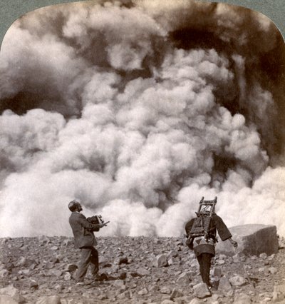 Explosion volcanique soudaine dans le cratère du mont Asama Asamayama, Japon, 1904 - Underwood and Underwood