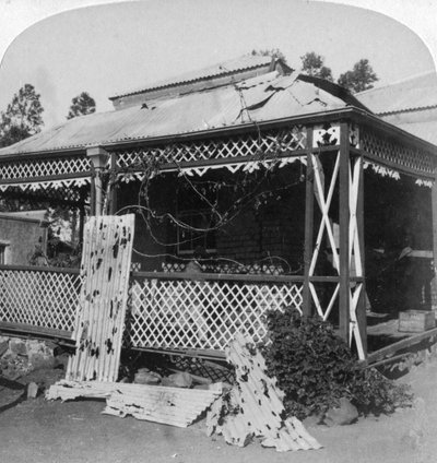 Le Club frappé par un obus boer de 94 lb, siège de Mafeking, Afrique du Sud - Underwood and Underwood