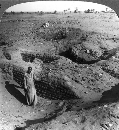 Les chambres de stockage en briques de Pithom, construites par des esclaves hébreux, Égypte, 1905 - Underwood and Underwood