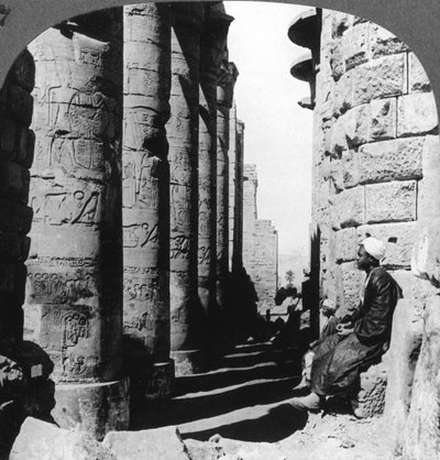 La célèbre colonnade du grand temple de Karnak, Thèbes, Égypte, 1905 - Underwood and Underwood