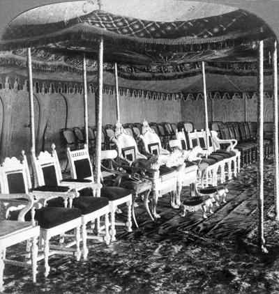 Le dais doré dans la tente du Durbar du Maharaja du Cachemire, Delhi, Inde - Underwood and Underwood
