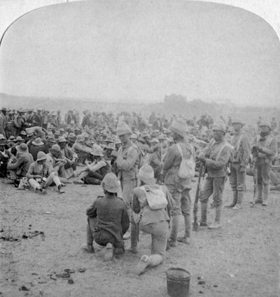 Les prisonniers boers surpuissants se reposant sur la route de Paardeberg à Modder River, 1900 - Underwood and Underwood