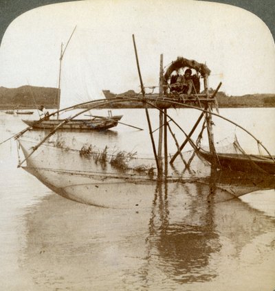 Travailleur de la mer, avec son curieux filet de pêche, baie de Matsushima, Japon, 1904 - Underwood and Underwood