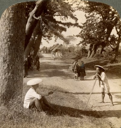 Voyageurs se reposant sous les pins à Suzukawa, ancienne route de Tokyo à Kyoto, Japon - Underwood and Underwood