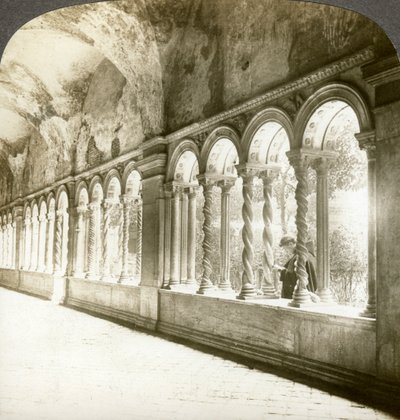 Colonnes torsadées dans le cloître, basilique Saint-Paul-hors-les-Murs, Rome, Italie - Underwood and Underwood