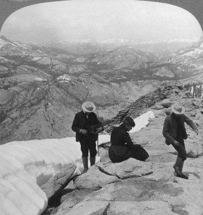 Vue depuis Clouds Rest sur le lac Tenaya vers le lointain Matterhorn, Californie, USA, 1902 - Underwood and Underwood