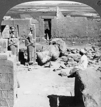 Vue depuis le Ramesseum vers le sud-est sur la plaine de Thèbes, Égypte - Underwood and Underwood