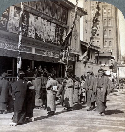 Regarder un spectacle gratuit sur Theatre Street, en direction du nord vers Asakusa Tower, Tokyo, Japon, 1904 - Underwood and Underwood