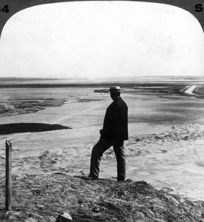 Observer un tourbillon de sable du haut de la pyramide de Hawara, Égypte, 1905 - Underwood and Underwood