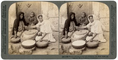 Femmes moulant au moulin, Palestine, 1900 - Underwood and Underwood