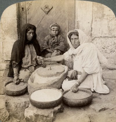 Femmes moulant au moulin, Palestine, 1900 - Underwood and Underwood