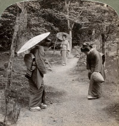 Femmes dans le jardin du temple Kinkaku-ji, Kyoto, Japon, 1904 - Underwood and Underwood