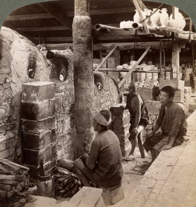 Ouvriers regardant des fours pleins de porcelaine Awata, travaux de Kinkosan, Kyoto, Japon, 1904 - Underwood and Underwood