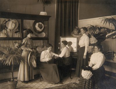 Cinq femmes dans une boutique de chapellerie - Unidentified