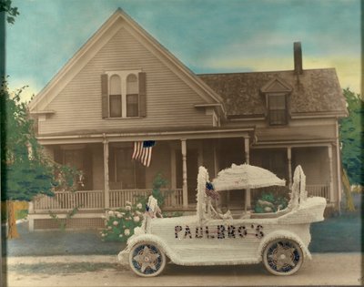 Maison avec voiture décorée devant - Unidentified