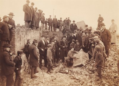 [Ouverture du coffre-fort de Miller et Bisbee] - Unidentified