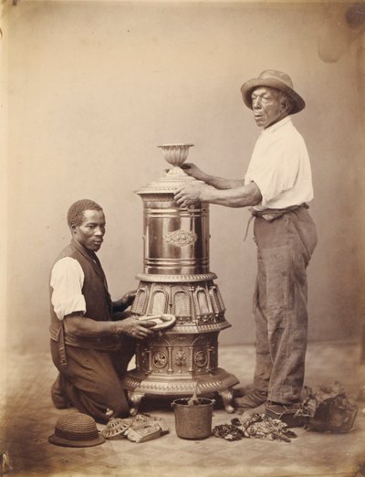 [Deux ouvriers polissant un poêle] - Unidentified