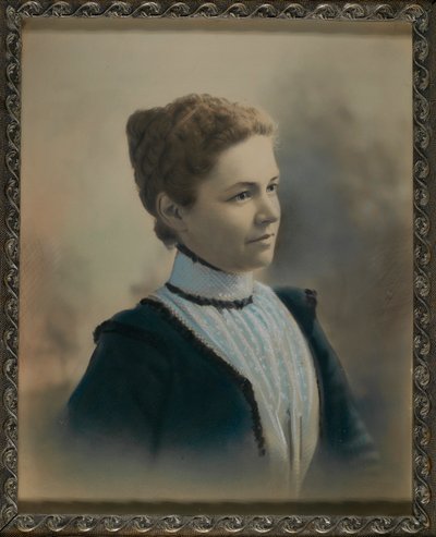 Jeune femme portant une chemise en dentelle blanche - Unidentified