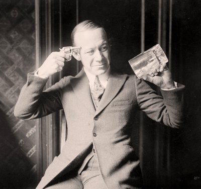 Ernie Hare mimant son mécontentement face à la prohibition, c.1920 - Unknown