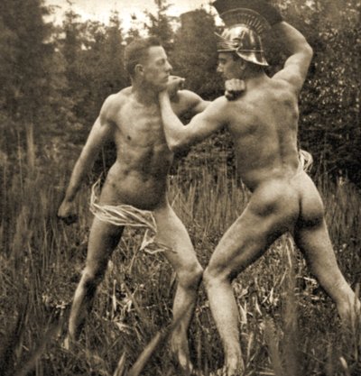 Pose de combat avec un casque romain, c.1910 - Unknown