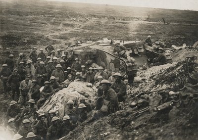 Photographie officielle prise sur le front occidental ?D 1641. Un de nos chars à Flers.?, 1916 - Unknown