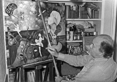 Pierre Velly alias Pierre De Varga dans son atelier donnant une dernière touche à une de ses toiles, 11 avril 1986 - Unknown
