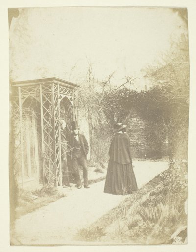 Femme non identifiée et deux hommes debout à l