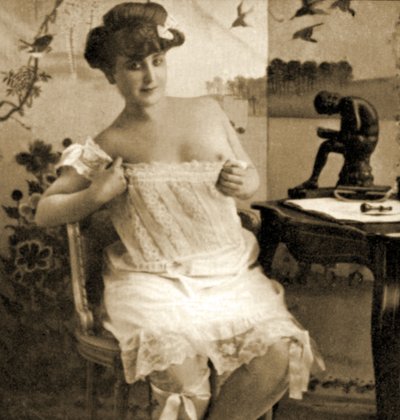 Jeune femme exhibant une chemise en dentelle, c.1900 - Unknown