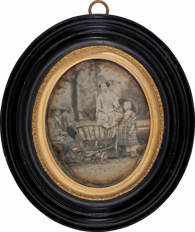 Deux femmes et trois enfants dans un jardin - Unknown 19th Century