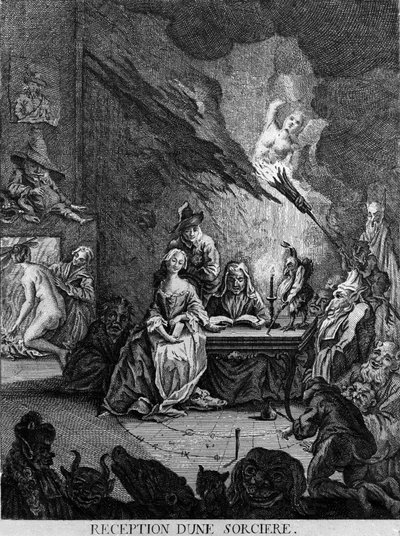 Une fille est reçue par une sorcière, entourée de créatures monstrueuses (à une cérémonie d