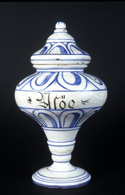 Albarelle : vase de pharmacie du 16ème siècle contenant de l