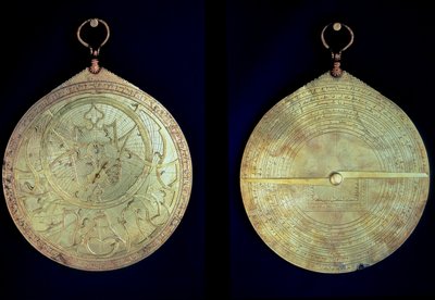 Un astrolabe, instrument de mesure astronomique utilisé par les navigateurs, du 15ème siècle. Collection privée. - Unknown artist
