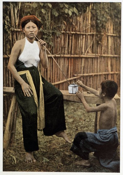 Femme asiatique fumant de l