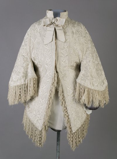 Manteau de Bertha Palmer, c.1870 (vue de face), soie moirée côtelée, franges et perles de cristal - Unknown artist