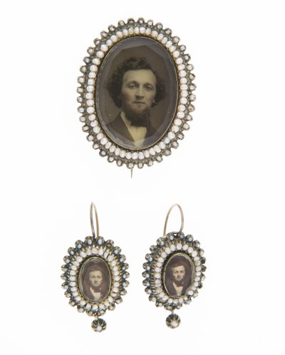 Broche et boucles d