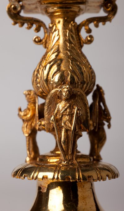 Trésor de la Cathédrale. Croix reliquaire. Orfèvrerie avec bijoux. Abbaye d