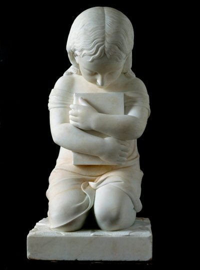 Enfant agenouillé tenant un livre dans ses bras Anonyme sculpture en marbre du 19ème siècle de la collection du Prince Odon di Savoia. Dim. 63x30x30 cm Gênes, Galleria d