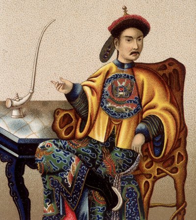 Aristocrate chinois assis fumant de l