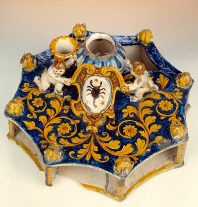 Écritoire en huit sections en majolique (maiolica) en bleu foncé, jaune et vert pâle - Unknown artist